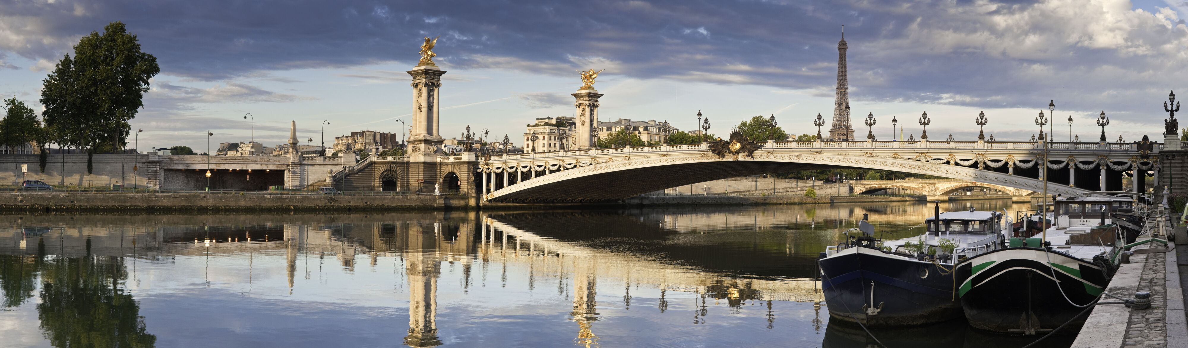 View of the Pont Alexandre III and the Seine, emblems of the refined living environment proposed by the Thomas d'Aquin agency.